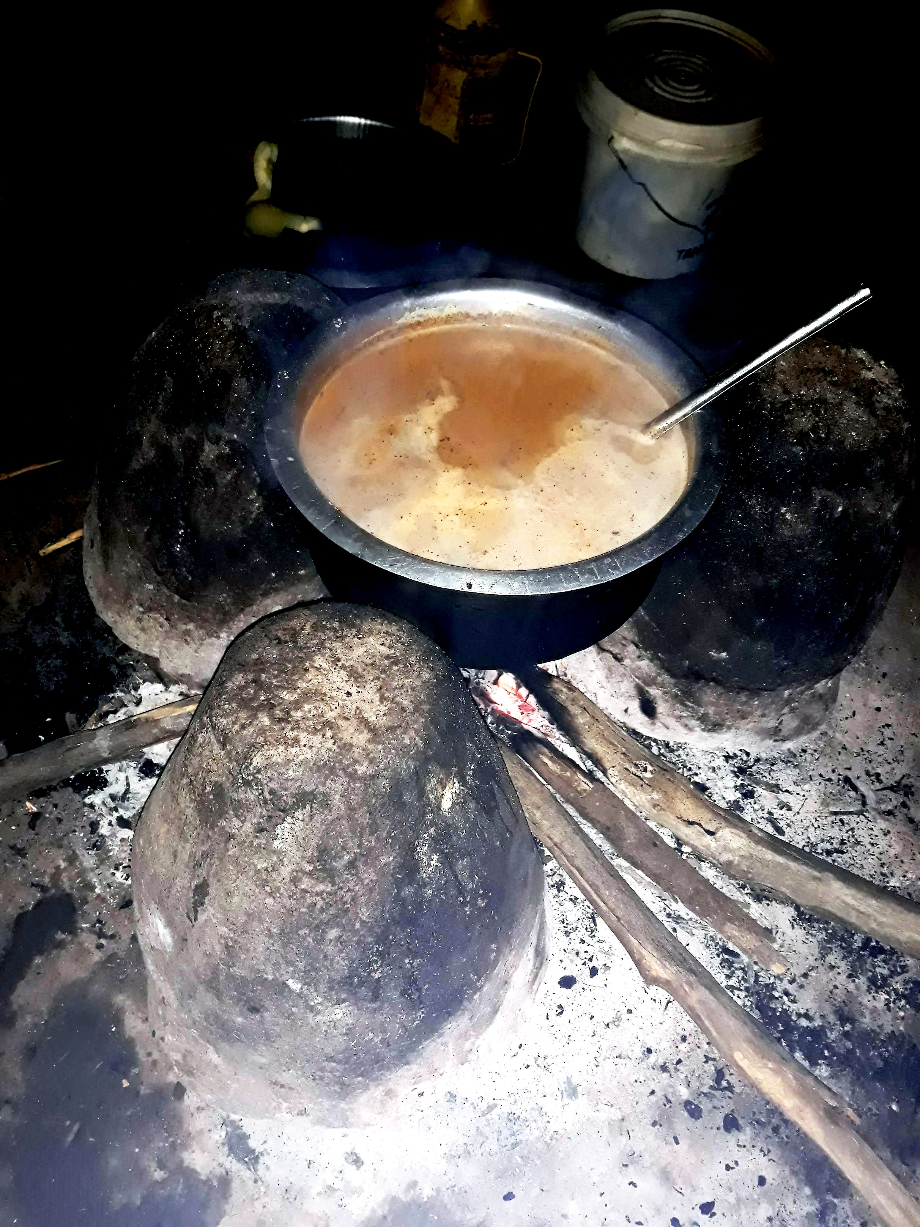 Foglie di te con late bollito, nota bevanda usata dalla tribù maasai