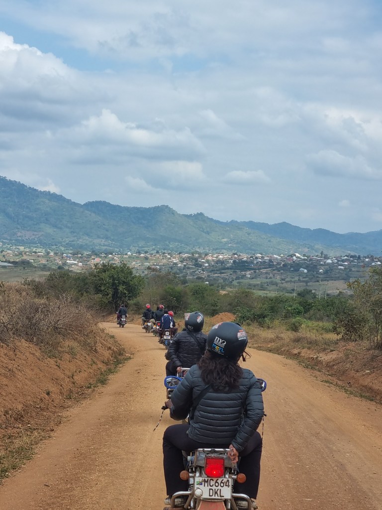 Escursioni in moto nella savana rurale della Tanzania